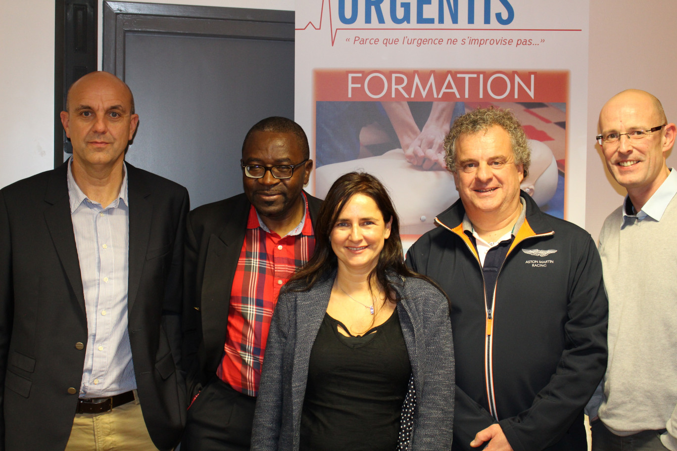 Le docteur Thierry Mraovic et l'quipe d'Urgentis en compagnie du docteur Claude Kouakam, cardiologue au CHRU de Lille.