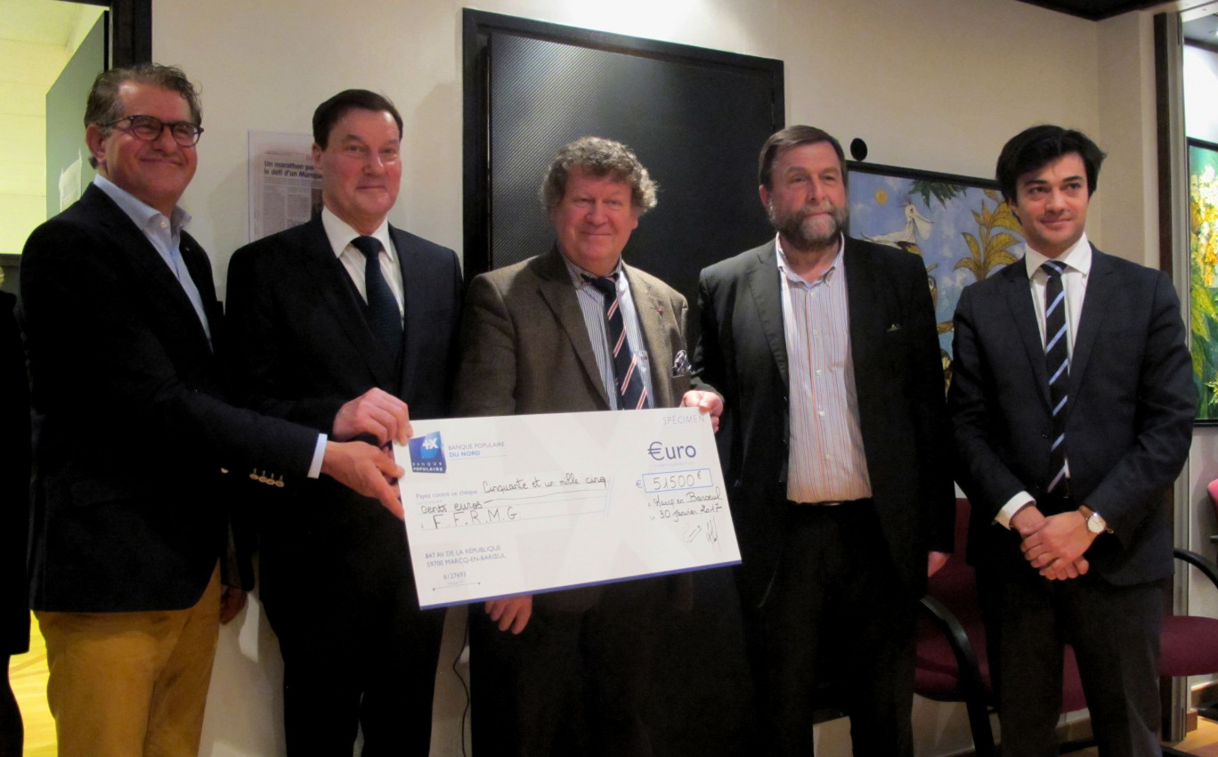 Gilbert Thiriez et Guy Loyez (à gauche) ont remis un chèque de 51500€ au professeur Fermand, président de la FFRMG (2ème en partant de la droite). 