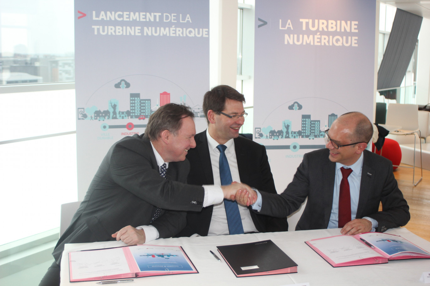 Patrice Vergriete, président de la Communauté urbaien de Dunkerque (au centre), officialise le lancement du premier appel à projets innovant porté par la Turbine numérique.