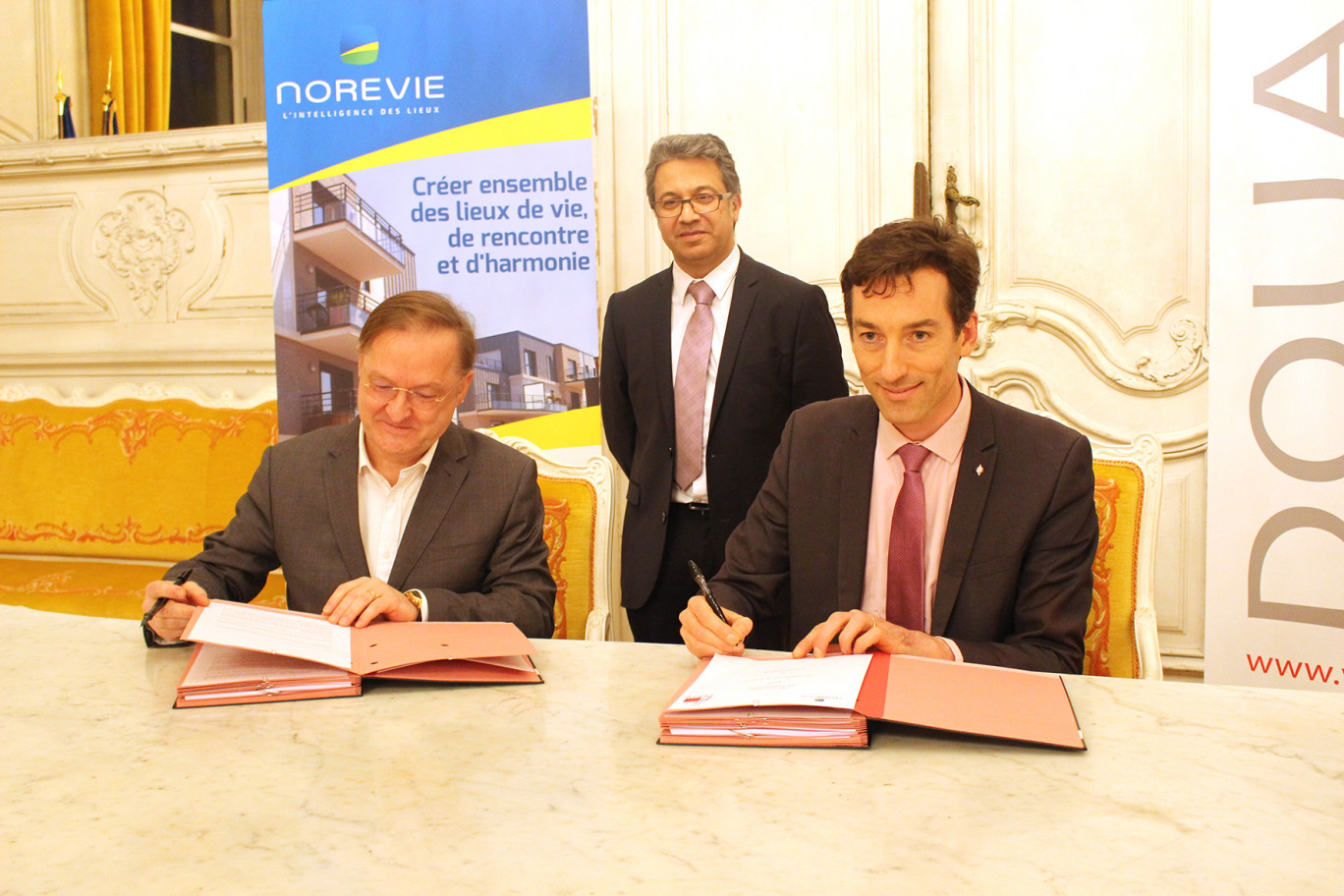 Jacques Brénot, directeur général de Norevie et Frédéric Chéreau, maire de Douai, ont signé un partenariat visant à adapter les logements du centre-ville de Douai au vieillissement de la population.