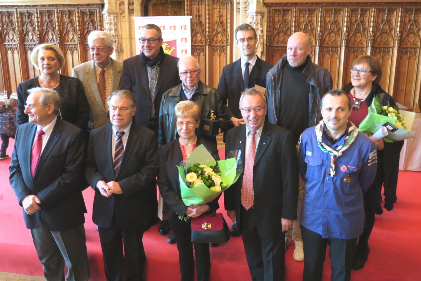 La photo de promo des médaillés à l’issue de la cérémonie qui s’est déroulée dans la salle des fêtes de l’hôtel de ville d’Arras.