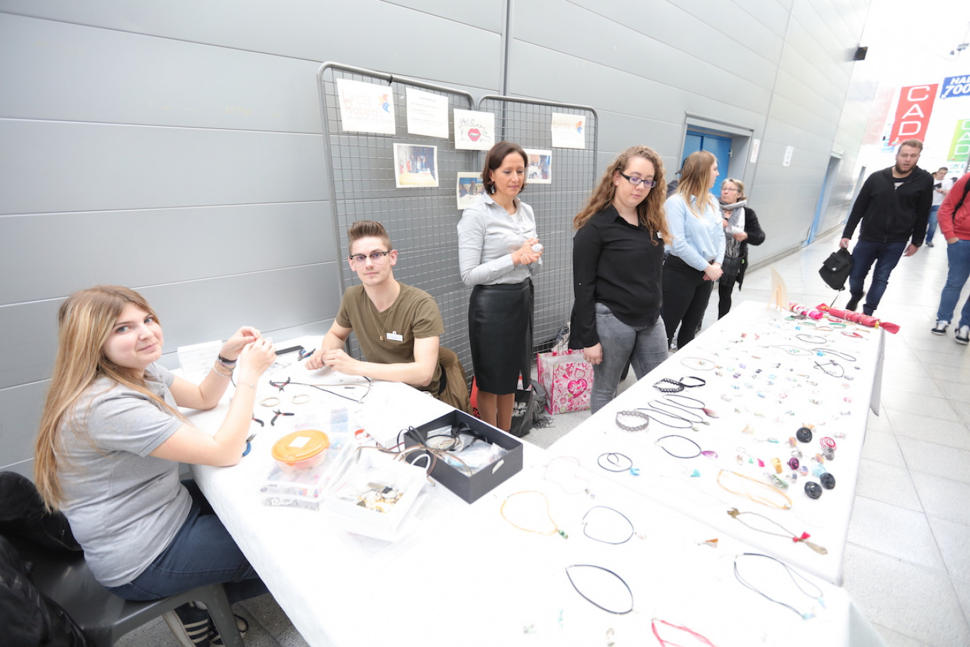 1000 bijoux pour un sourire, la mini-entreprise créée par les lycéens de Rabalais Douai vend des bijoux pour financer des actions scolaires.