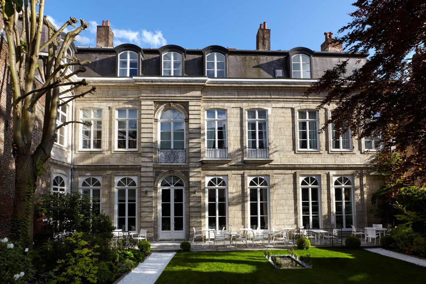 19 chambres, un service particulier et un jardin de 300 m2 : l'hôtel Clarance, un lieu hors du temps.