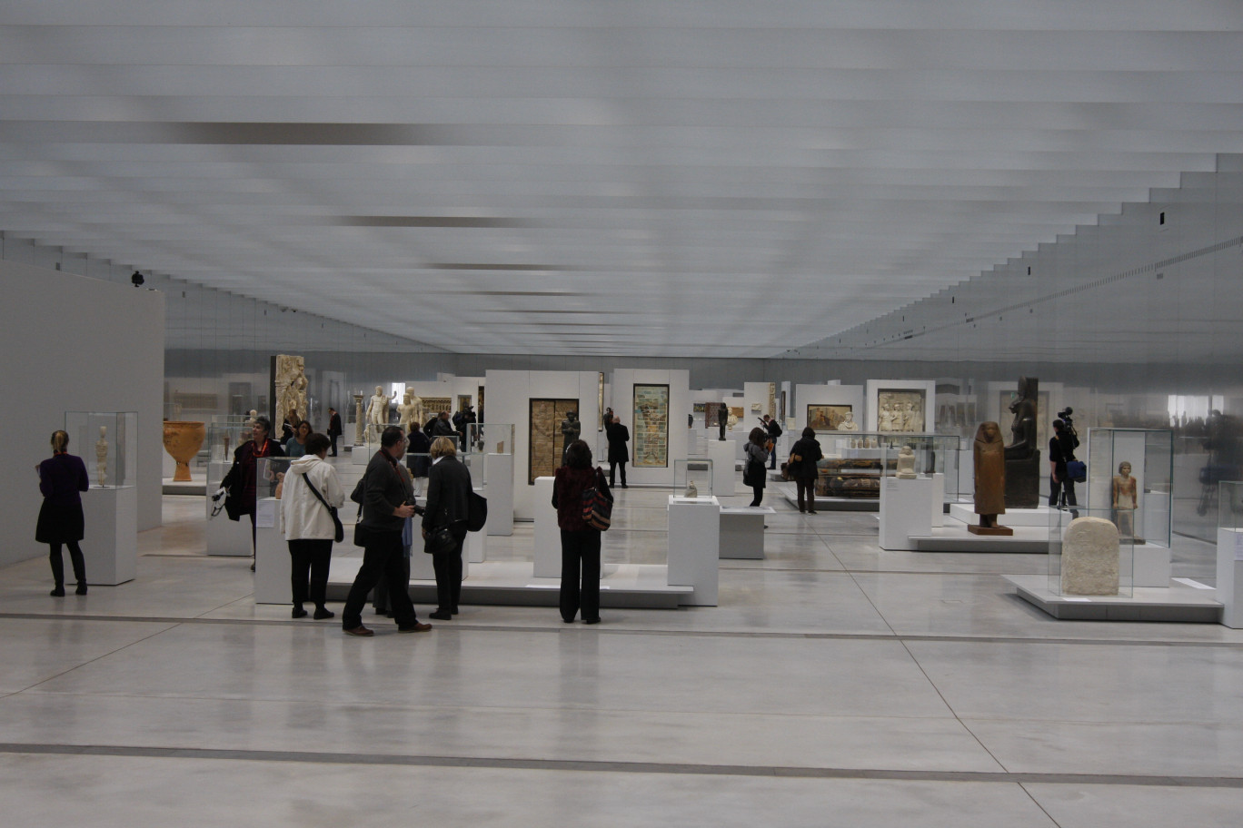 Le Louvre-Lens est un musée différent, la galerie du temps avec sa muséographie particulière en est la preuve.