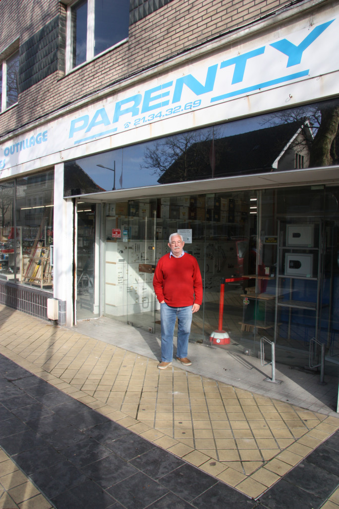 Dominique Parenty devant sa boutique.