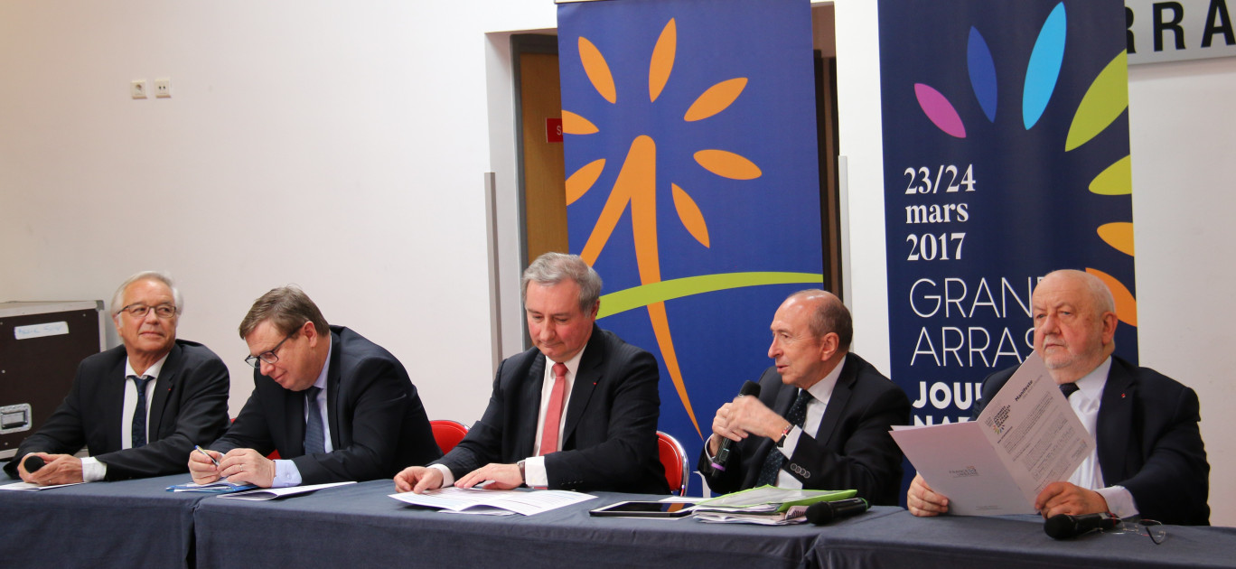 De gauche à droite lors de la conférence de presse : François Rebsamen, maire de Dijon, président du Grand Dijon, Philippe Rapeneau (vice-président de France urbaine), président de la Communauté urbaine d’Arras, Jean-Luc Moudenc (président), maire de Toulouse, président de Toulouse Métropole, Gérard Collomb (président délégué), maire de Lyon, président de Grand Lyon La Métropole, et André Rossinot (secrétaire général), président de la Métropole du Grand Nancy.