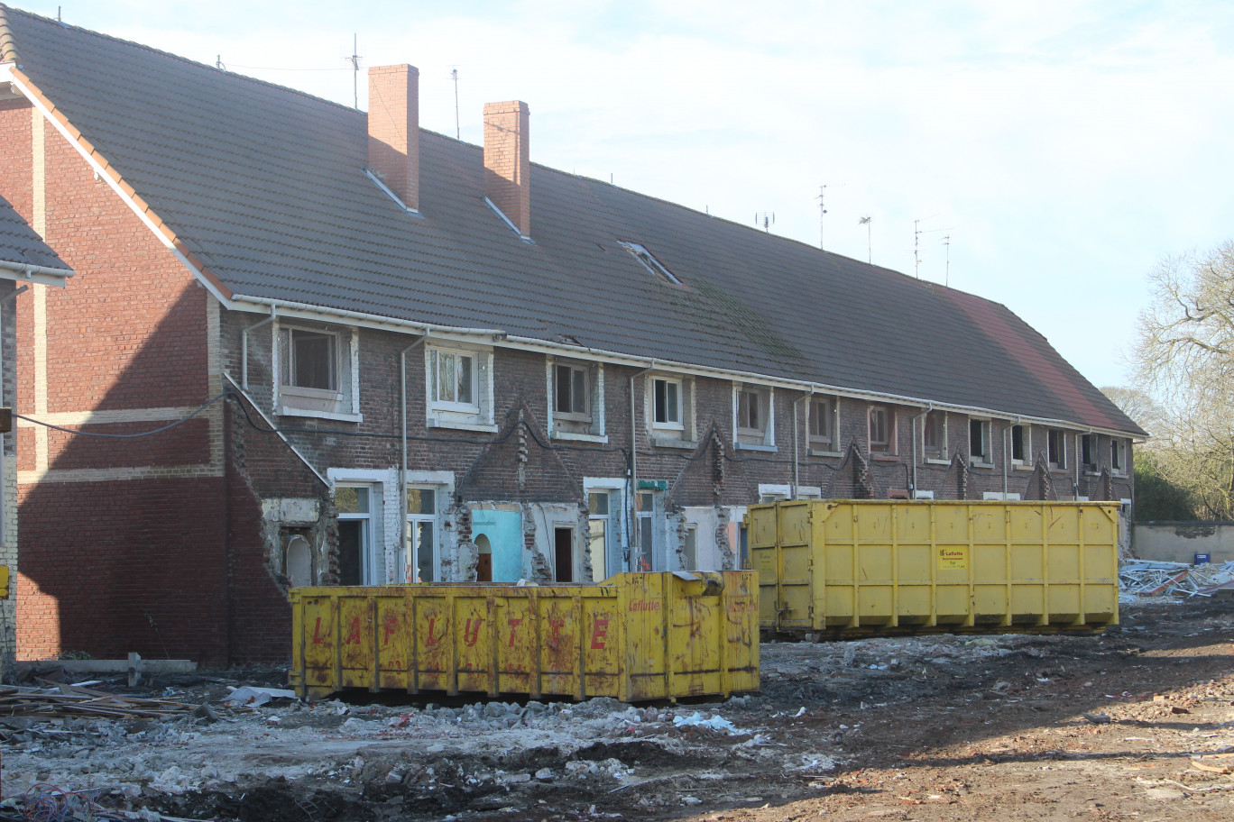 Sur l'arrière par contre, d'important travaux sont en cours, il s'agit de remodeler entièrement les logements afin de les transformer en 52 chambres, un restaurant, un bar. Quatre salle de séminaire seront également construites.