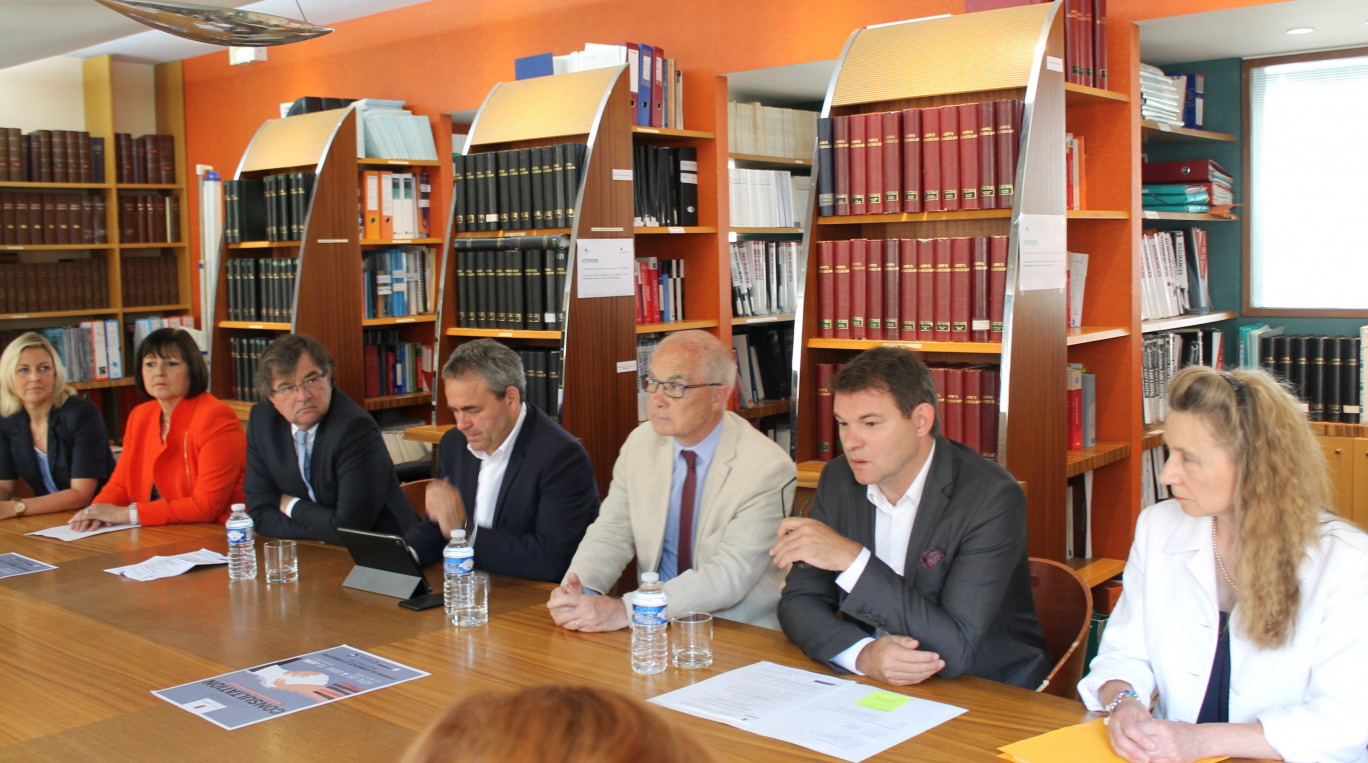 De gauche à droite, Emmanuelle Dehée, bâtonnier du barreau de Boulogne-sur-Mer, Maryse Pipart et Eric Villain, respectivement ancien et actuel bâtonnier de Cambrai, Xavier Bertrand, président de la Région des Hauts-de-France,  Xavier Pérès, président de la Conférence des Bâtonniers des Hauts-de-France, Stéphane Dhonte, bâtonnier du barreau de Lille, et Marie-Agnès Decroix, bâtonnier du barreau d'Avesnes-sur-Helpe. 