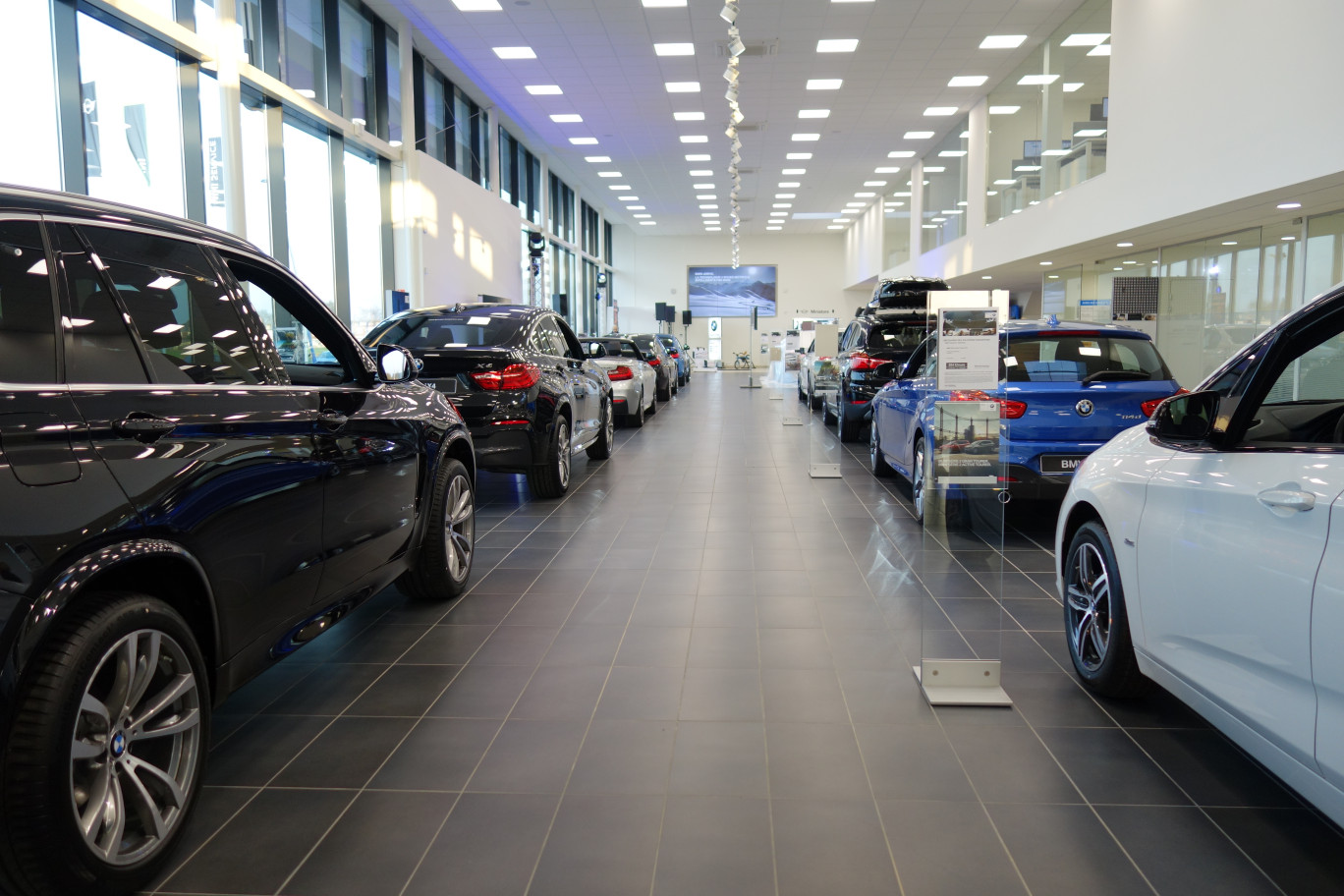 La concession BMW Mini est la vitrine de ce village automobile. Elle présente ce qui se fait de mieux aujourd’hui en terme d’expérience client.