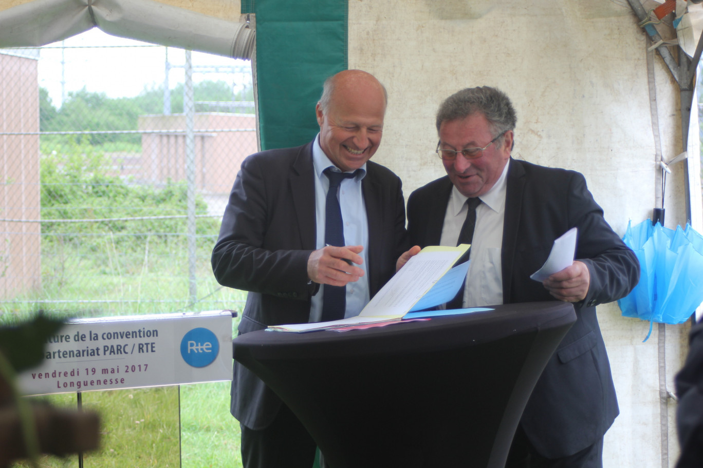Christian Aucourt, délégué régional RTE, et Philippe Leleu, président du PNR des Caps et Marais, ont signé la convention locale de partenariat entre les deux entités.