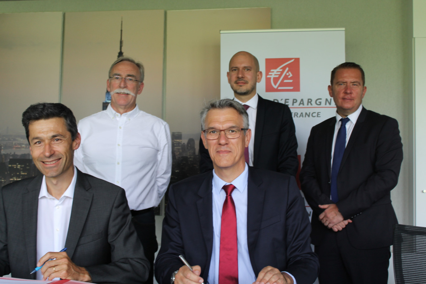 De gauche à droite, au premier plan, Olivier Tommasini, président de la FFB Hauts-de-France, et Alain Denizot, président du directoire de la Caisse d'Epargne Hauts de France, et au second plan, François Delhaye, vice-président de la FFB Hauts-de-France, Michaël Kervran, membre du directoire pôle Entreprises, Institutionnels et territoires, et Arnaud Warembourg, directeur du centre d'affaires d'affaires de Beauvais de la CE Hauts de France.