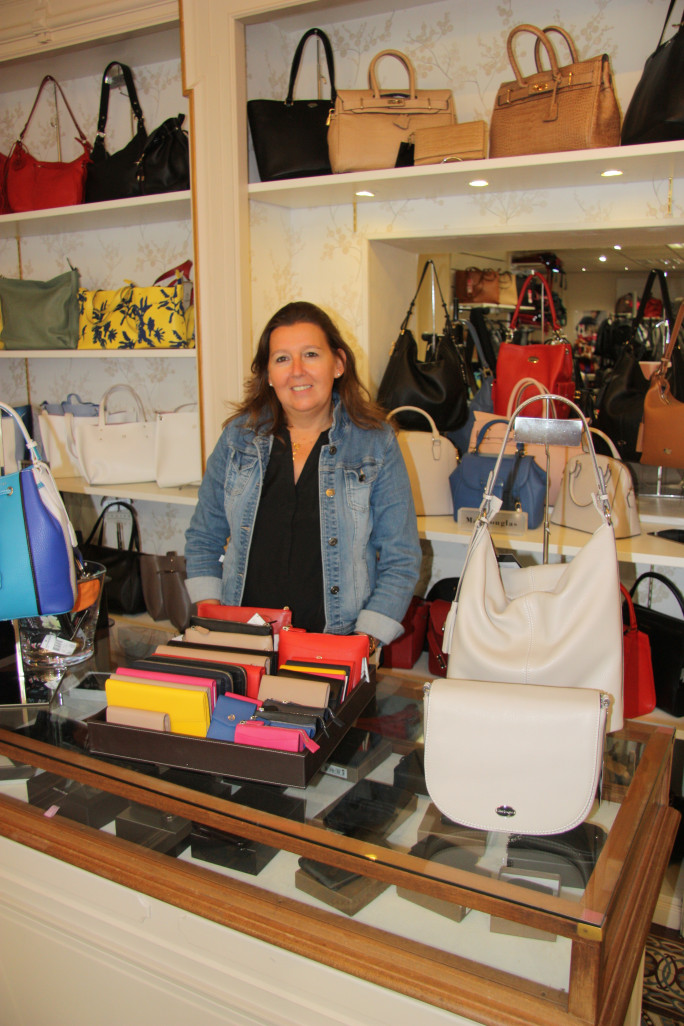 Mme Sandra Péron à l’intérieur de sa boutique.