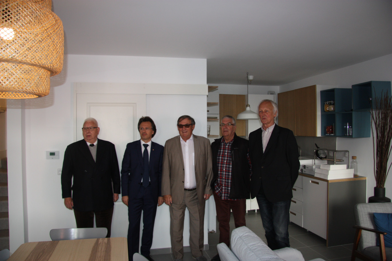 Lors de la visite d’un logement témoin par M. Emmanuel Agius, premier adjoint au maire de Calais (2è en partant de la gauche), entouré par des administrateurs de TOH.