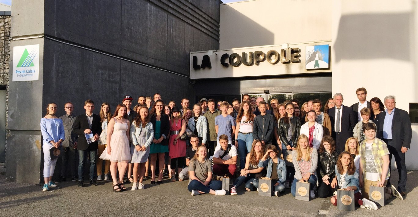 Le groupe des enfants pose avec les élus (à droite en cravate, Michel Dagbert, président du Conseil Départemental du Pas-de-Calais).