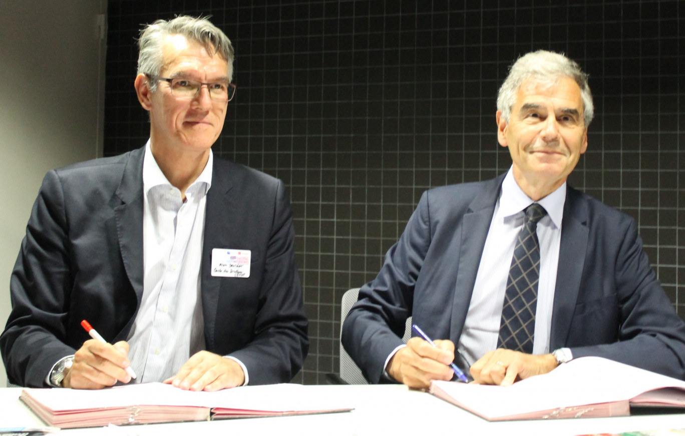 Alain Denizot, président du directoire de la Caisse d'Epargne Hauts de France, et Jean-Philippe Ammeux, directeur général de l'IÉSEG, signant le nouveau partenariat qui lie ces deux institutions lilloise.