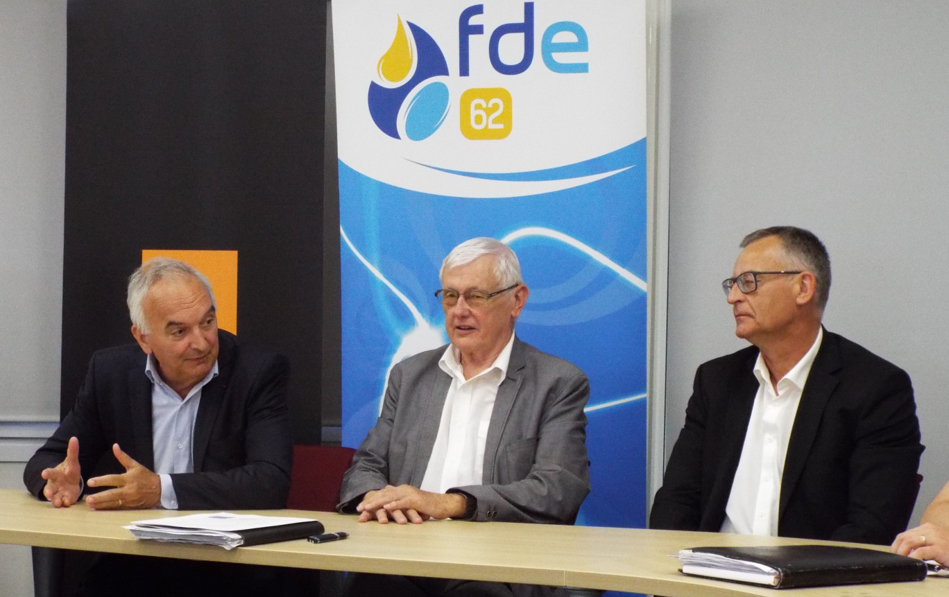 La cérémonie de signature des conventions de partenariat d’enfouissement des réseaux aériens a réuni (de gauche à droite) : André Flajolet, président de l’Association des Maires du Pas-de-Calais, Michel Sergent, président de la Fédération Départementale d’Énergie du Pas-de-Calais, et Laurent Vitoux, délégué régional Orange Nord-Pas-de-Calais.