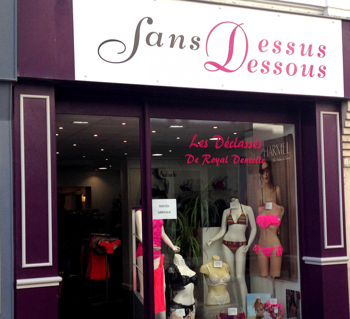 La boutique Sans Dessus Dessous se situe avantageusement rue Saint-Jean au Touquet.