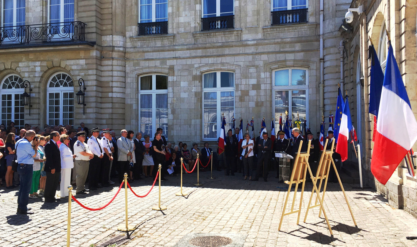 Lors de la cérémonie d’hommage à Jean Moulin dans la cour d’honneur de la Préfecture du Pas-de-Calais à Arras, maintenant Cour Jean Moulin. 