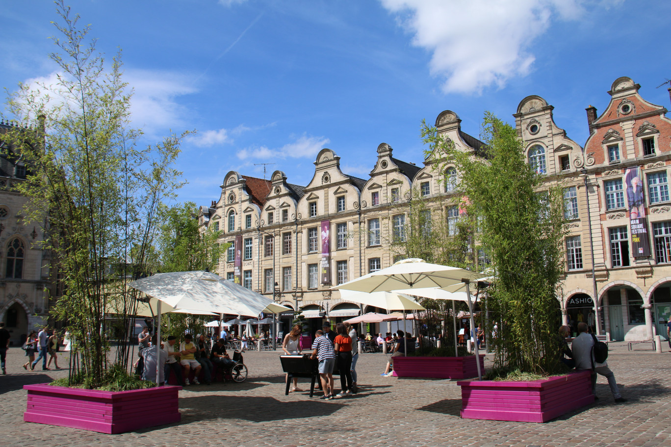 Arras bénéficie de l'attractivité du Beffroi et du mémorial de Vimy pour attirer les touristes.