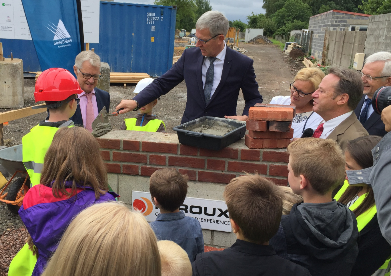 Michel Dagbert, président du Département du Pas-de-Calais, a posé la  1ère pierre de la Maison des Enfants « Asermines » à Oignies.