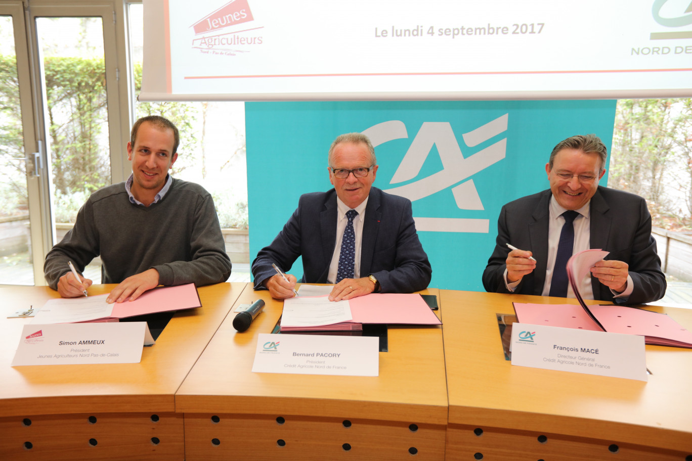 Simon Ammeux, président des Jeunes Agriculteurs de Nord-Pas-de-Calais, Bernard Pacory, président du Crédit Agricole Nord de France et François Macé, directeur général du Crédit Agricole Nord de France ont signé le renouvellement d’une convention de partenariat visant à soutenir l’installation des jeunes agriculteurs. 