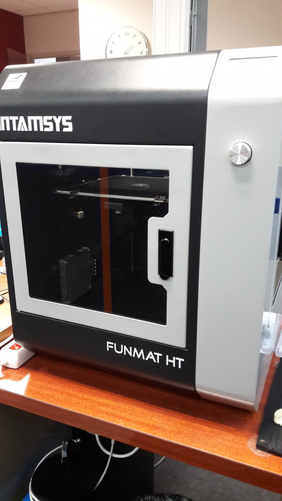 L’imprimante 3D FUNMAT acquise par Décolletage De Reu peut réaliser des prototypes sur différentes matières synthétiques.