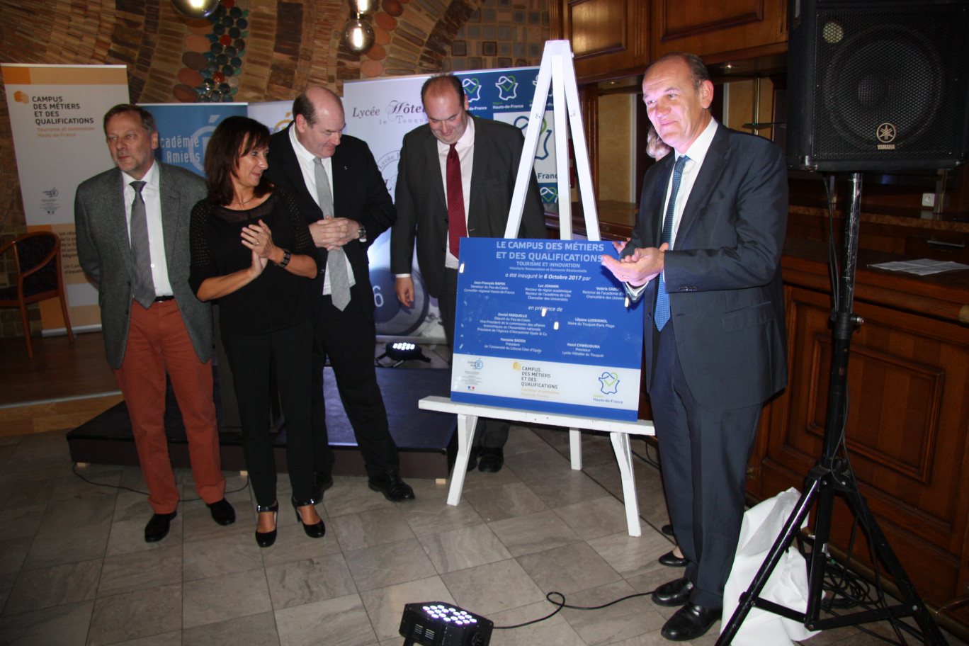 Les personnalités dévoilent la plaque d’inauguration du Campus des métiers. 	