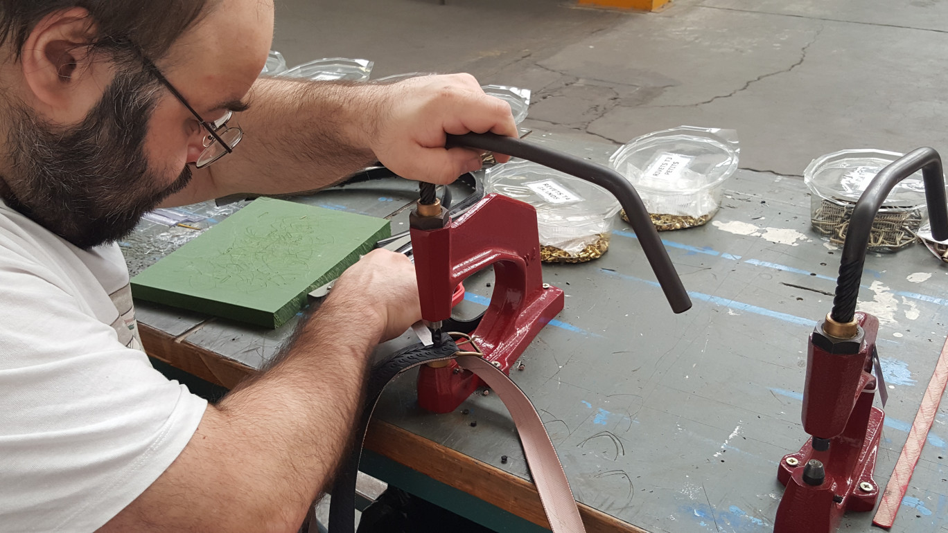 Le caoutchouc et le tissu du pneu sont conservés dans la fabrication de la ceinture.