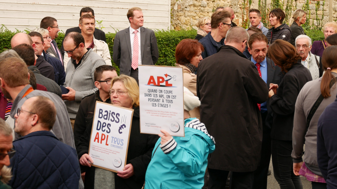 « Prés de 200 personnes se sont rassemblées à Boulogne-sur-Mer devant les locaux d’Habitat du Littoral pour dénoncer la baisse des APL ».