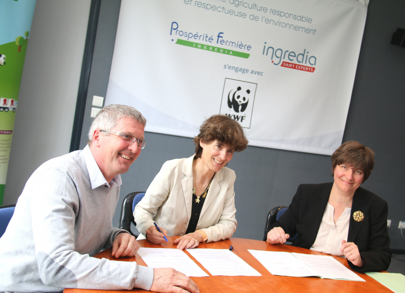 Lors de la signature en mars du partenariat  WWWF-Prospérité Fermière (de gauche à droite) : Gilles Desgrousilliers, président de Prospérité Fermière et d’Ingredia, Marie-Christine Korniloff,  directrice déléguée au monde économique WWF France, et Sandrine Delory, directrice générale de Prospérité Fermière Ingredia.