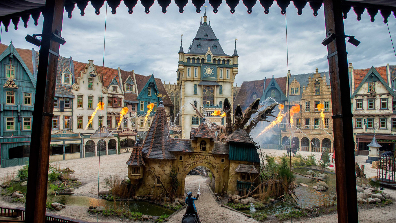 L’arène de spectacle Raveleijn propose depuis 2013, un spectacle entièrement réalisé par les équipes du Puy du Fou. 1 200 shows sont proposés d’avril à janvier.