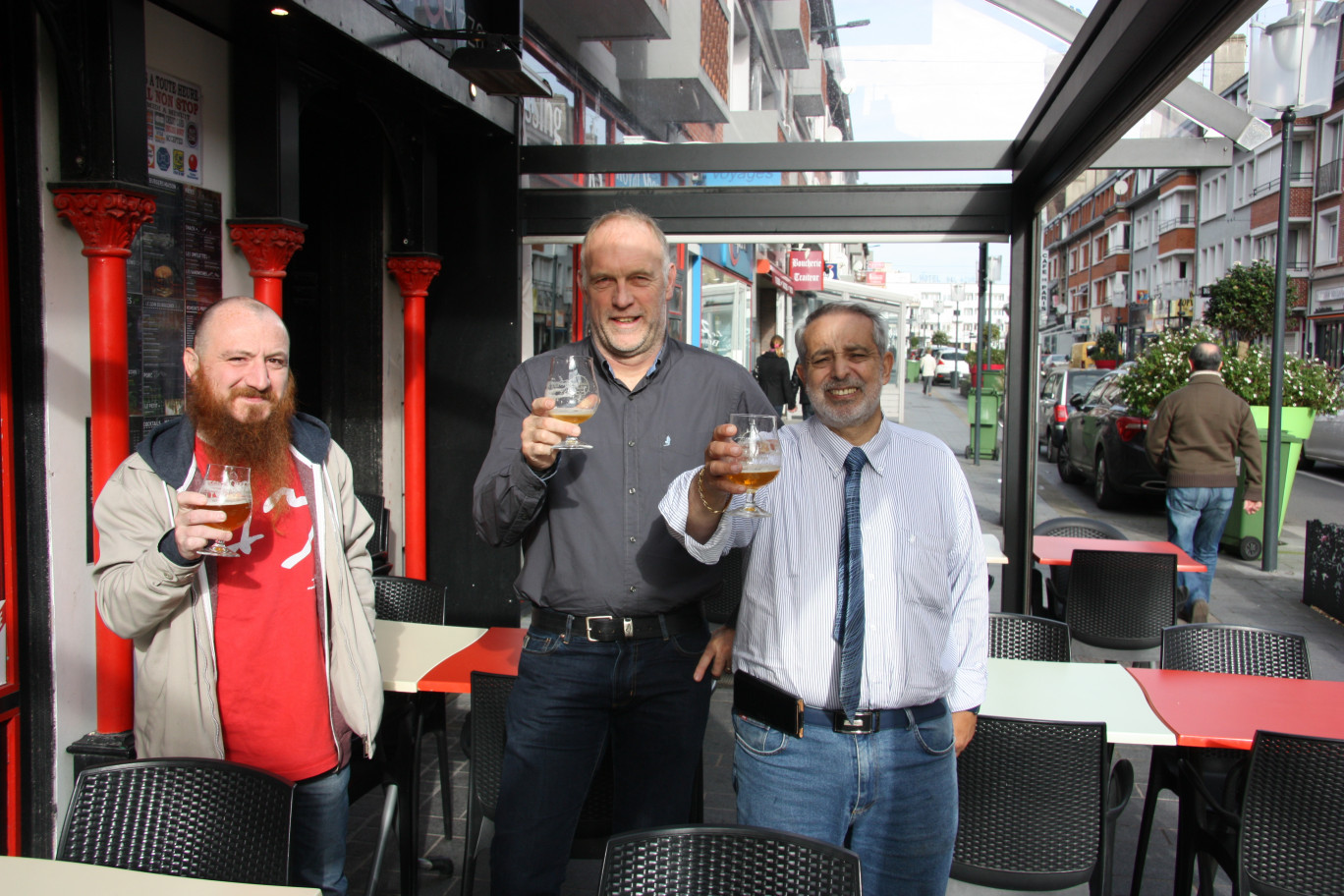 De G. à D., à la terrasse du Family Pub à Calais : Vincent, Laurent Duthe et Claude El-Fassi, patron de cet établissement. 
   
