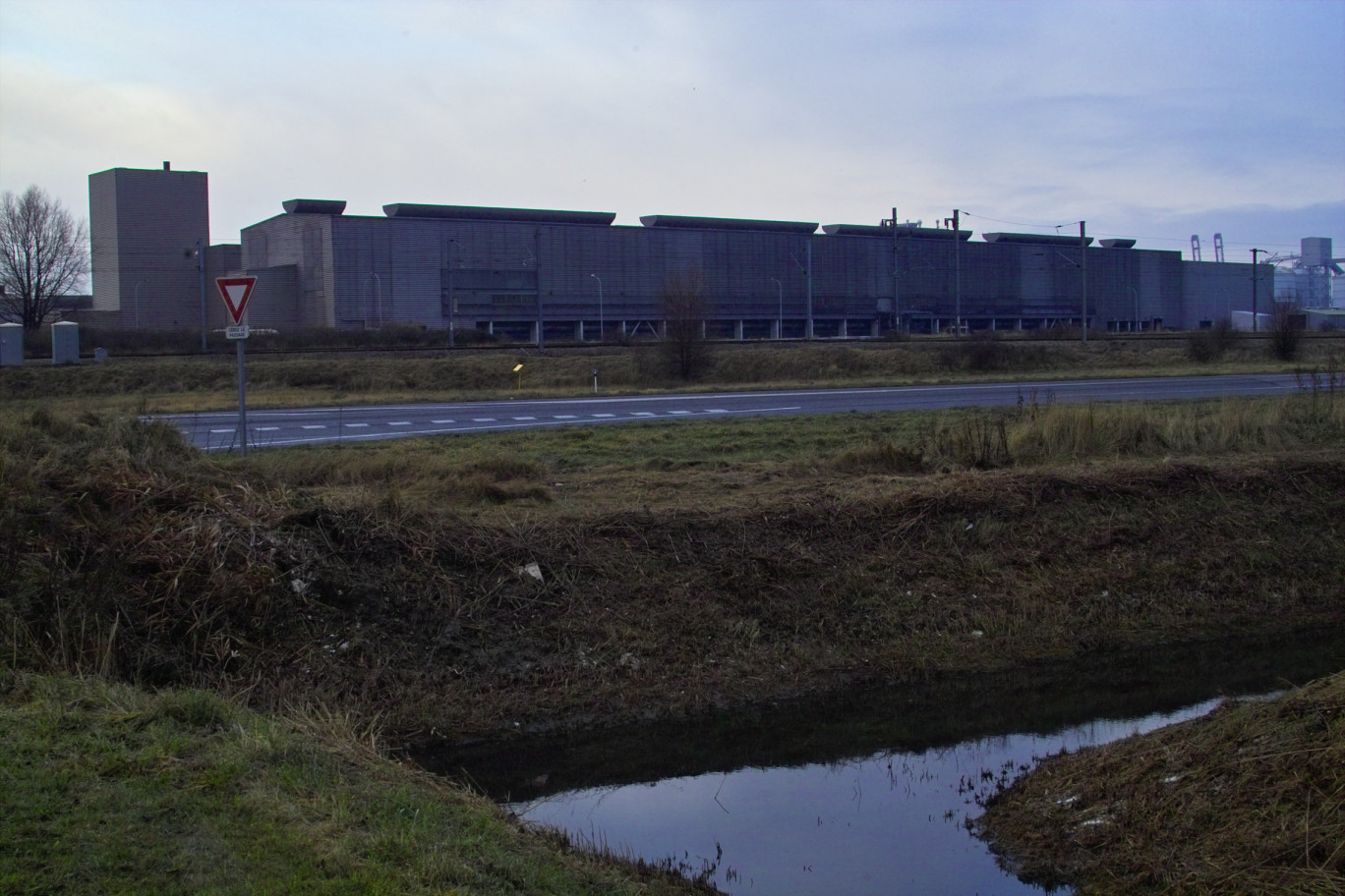Fruit d’une décision prise en 19988, l’usine Aluminium Dunkerque (ex Péchiney) est implantée à l’entrée des Huttes entre Gravelines et Loon-Plage depuis 1992.


