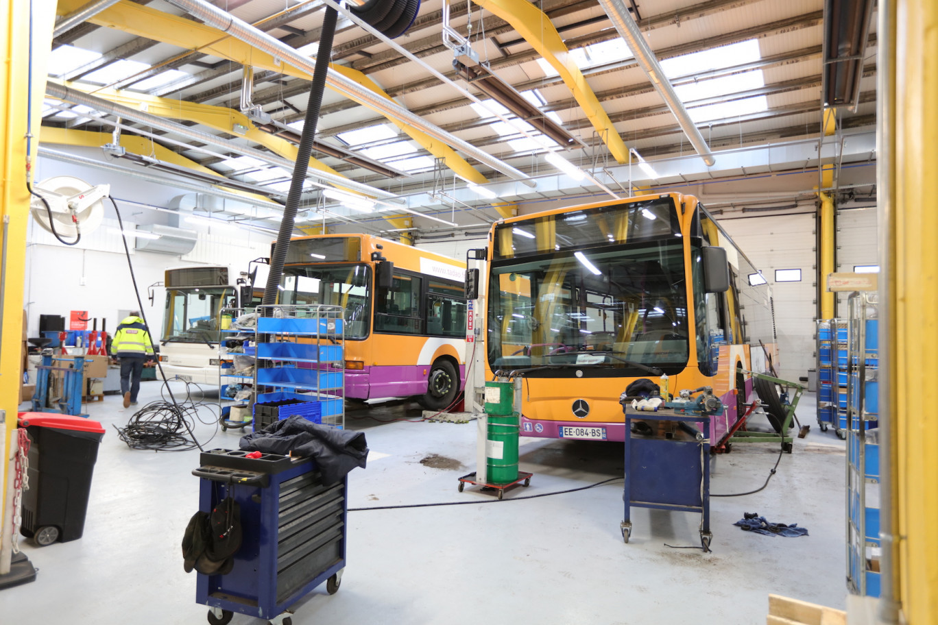 La maintenance des bus est assurée en interne par les mécaniciens Tadao.