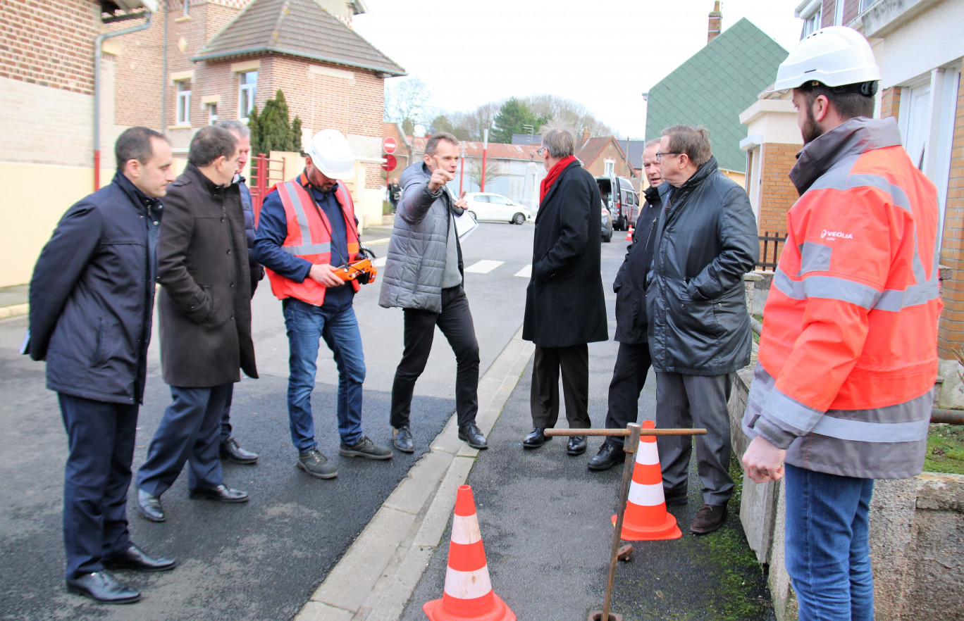 Didier Bénard, directeur régional des Hauts-de-France de Veolia Eau France, Philippe Rapeneau, président de la CUA, (à droite) s’est fait présenter à Athies le dispositif matériel de recherche de fuite d’eau. 