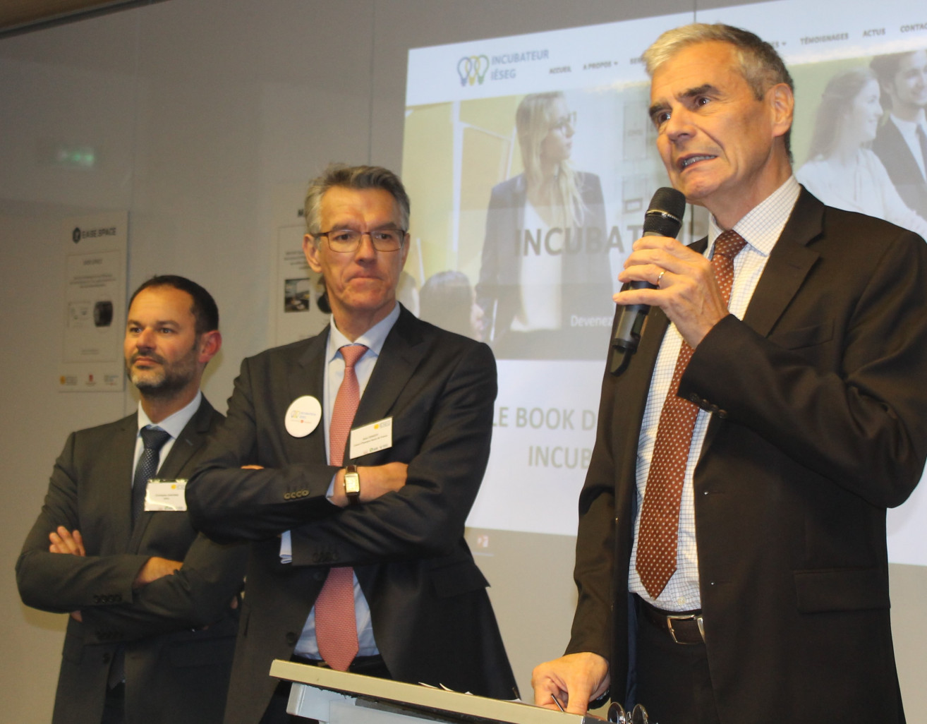 De gauche à droite, Christophe Garonne, directeur de l’incubateur de l’IÉSEG,   Alain Denizot, président du directoire de la Caisse d’Epargne Hauts de France, et Jean-Philippe Ammeux.