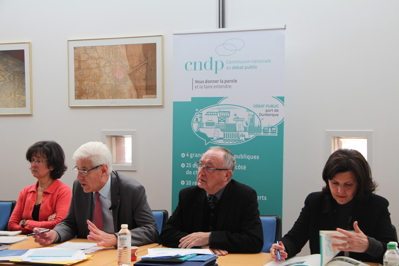 Christian Leyrit, président de la Commission nationale du débat public (deuxième à gauche), a commenté les résultats du débat public sur l'avenir du port de Dunkerque.