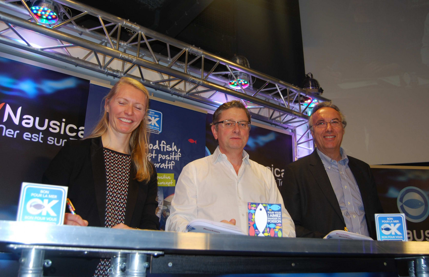 De gauche à droite, Florence Huron, coordinatrice Mr Goodfish, Jacques Le Cardinal, responsable des achats produits de la mer d’Auchan, et Philippe Vallette, directeur général de Nausicaa.
