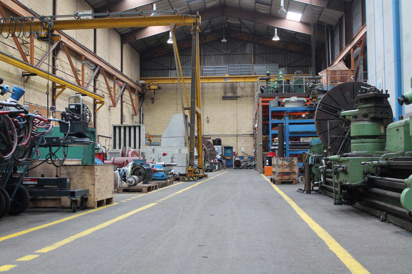 6 000 m2 d'ateliers avec ponts roulants jusque 70 tonnes de charge.
