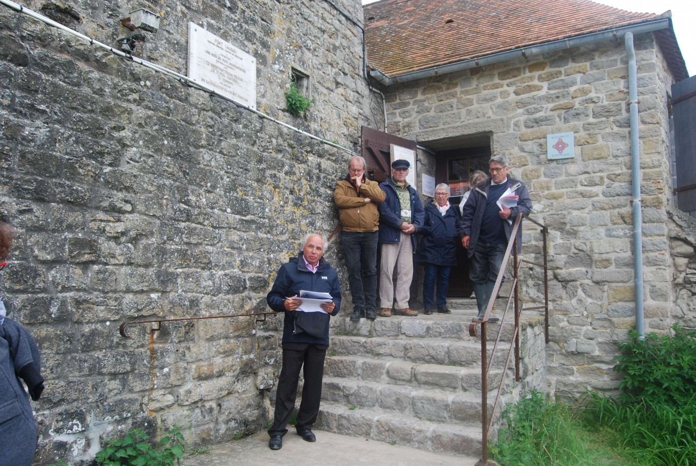 Jean-Yves Méreau, sur le perron, et le délégué régional de la Fondation du Patrimoine (au pied), ont présenté, le 23 mai, le chantier de restauration du fort.