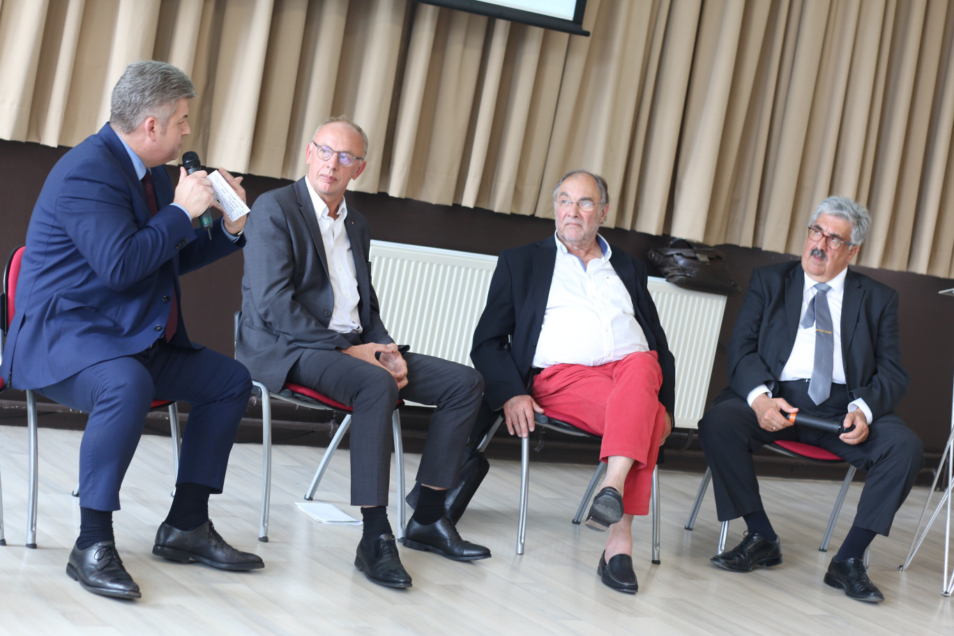 De gauche à droite : Thierry Grégoire, président de l’UMIH Nationale des saisonniers, Thierry Dépret, hôtelier-restaurateur, Jean-Pierre Dargent, étoilé Michelin, et Pierre Nouchi, président départemental de l’UMIH62.