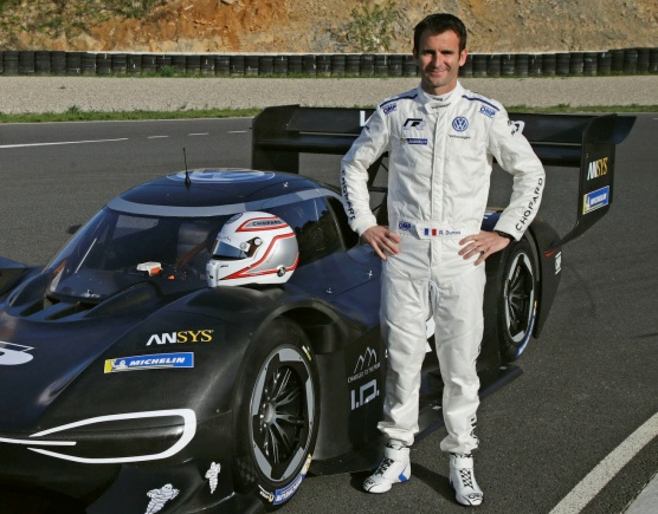 Le pilote français Romain Dumas et son véhicule électrique.
