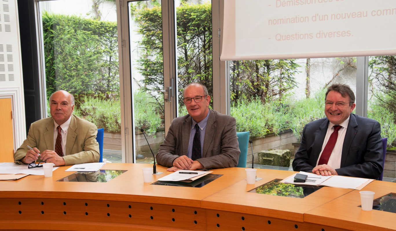 Lors de l’assemblée générale (de g. à d.) : Jean-Louis Morel et Bertrand Gosse de Gorre, respectivement directeur et président de Point Passerelle Nord de France et François Macé, directeur général du Crédit agricole Nord de France.