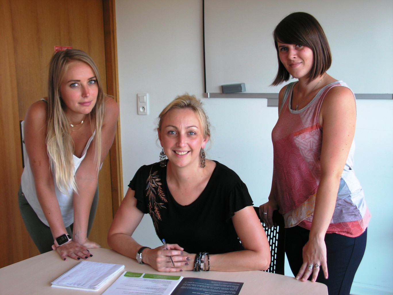 Delphine Andrzejewski (au centre), entourée d’Océane Cloart (à gauche) et de Perrine Bauduin. Les trois consultantes sont les interlocutrices des employeurs et salariés.