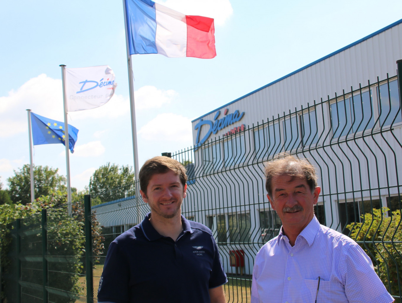 Fredy Décima (à droite) et son fils Jérôme, devant le siège de l’entreprise à Saint-Laurent-Blangy.