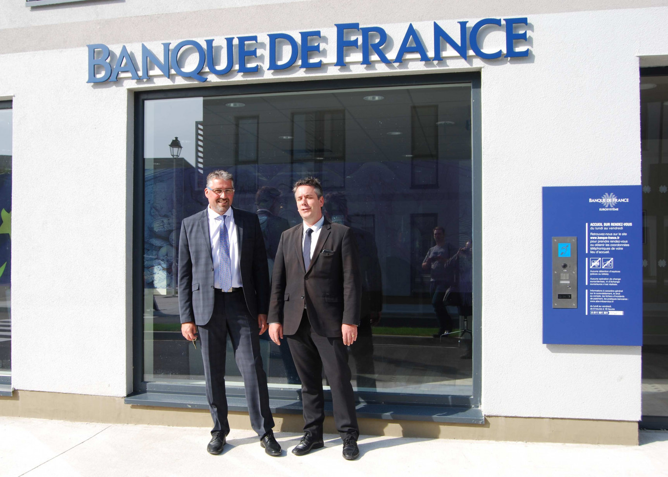 Jean-Marc Oltra va céder les clefs d u nouveau siège boulonnais de la Banque de France à  son adjoint Benoît Dhaille (à droite).

