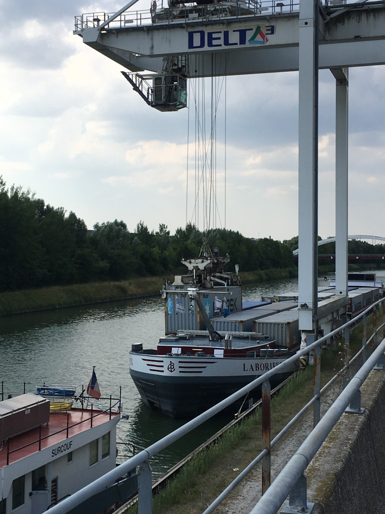 Un bateau affrété par Décathlon a transporté 36 conteneurs de 40 pieds entre Duisbourg en Allemagne et la plateforme multimodale de Dourges.
