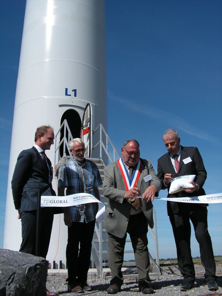 Sur la plateforme de l’éolienne 1, pendant la cérémonie d’inauguration. (De g. à d.) Manuel Sieth, de la société allemande Talanx, spécialisée dans l'assurance et financeur ; Philippe Bleuze, 1er adjoint à la mairie d'Englefontaine ; Alain Michaux, maire de Louvignies-Quesnoy et Pierre Muller, directeur RP Global France.