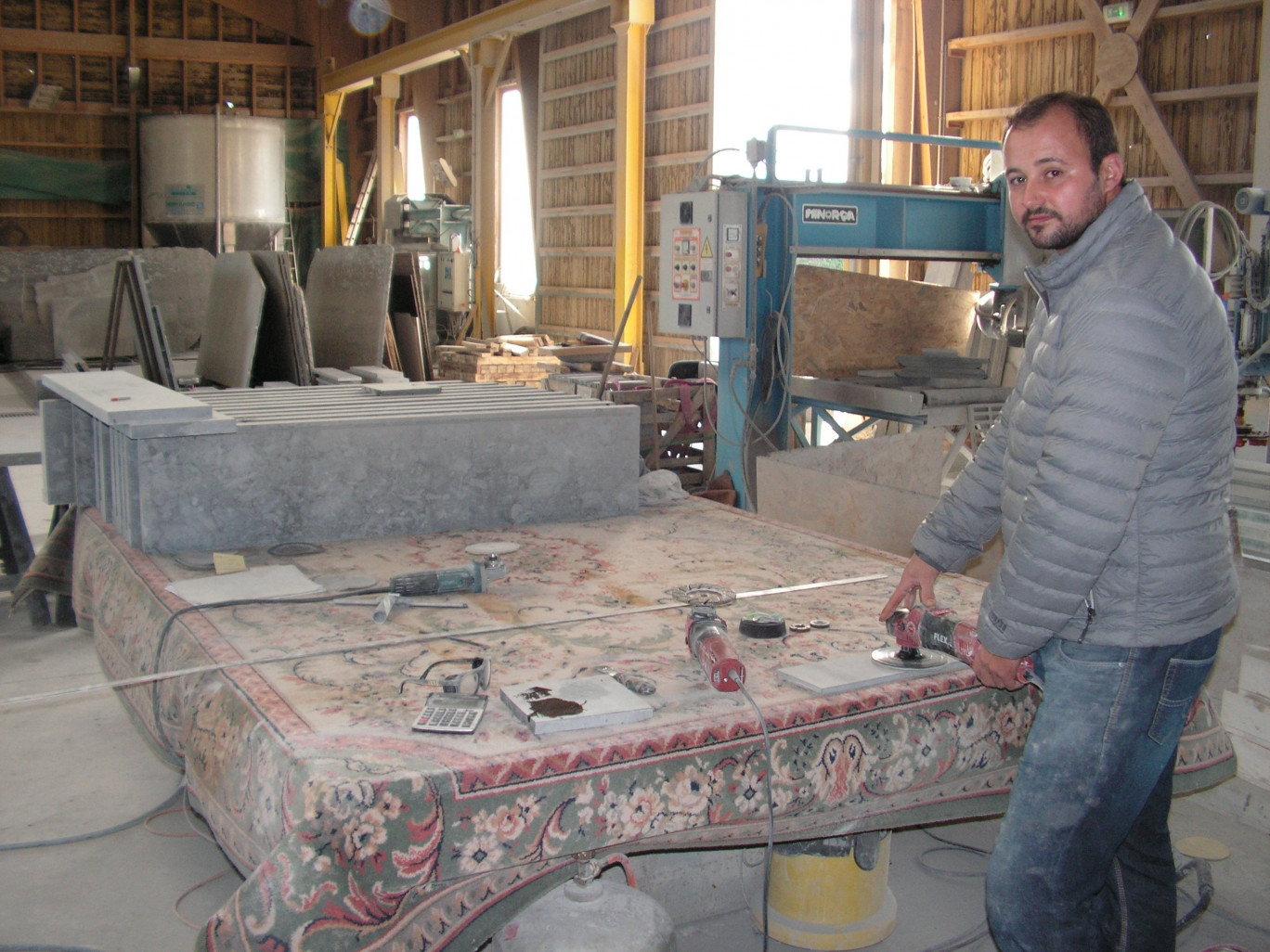 Bruno Hayon, marbrier, dirige l'atelier de Wallers-en-Fagne. Seul au départ, il a pris un apprenti.