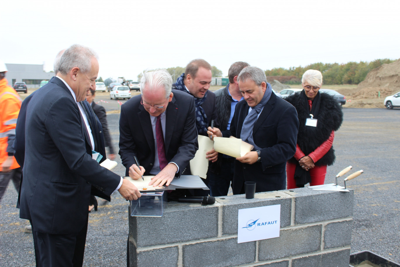 Bruno Berthet, pdg de la société Rafaut, Laurent Degallaix, président de Valenciennes Métropole et Xavier Bertrand, président de la région Hauts-de-France, ont signé un parchemin scellé dans les premières pierres du prochain bâtiment.